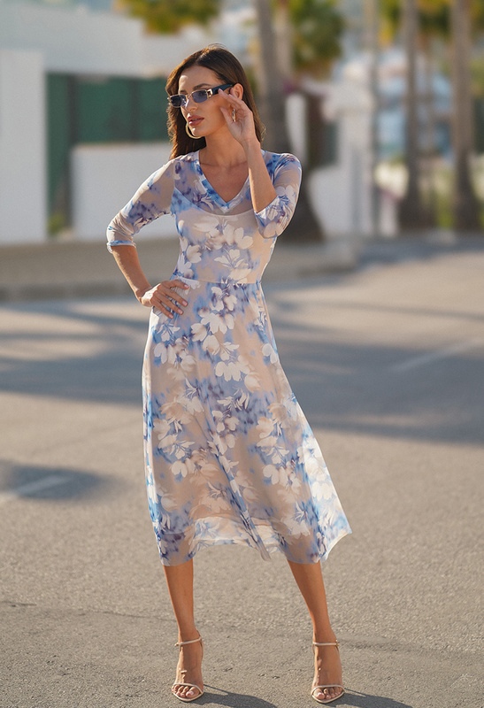 Niebieska sukienka z siatki w beżowe kwiaty Mia