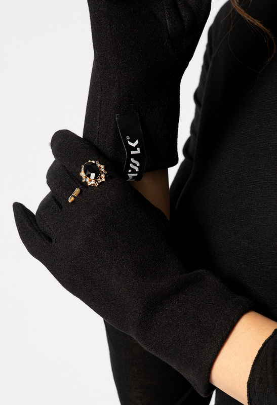 Czarne rękawiczki z pierścionkami