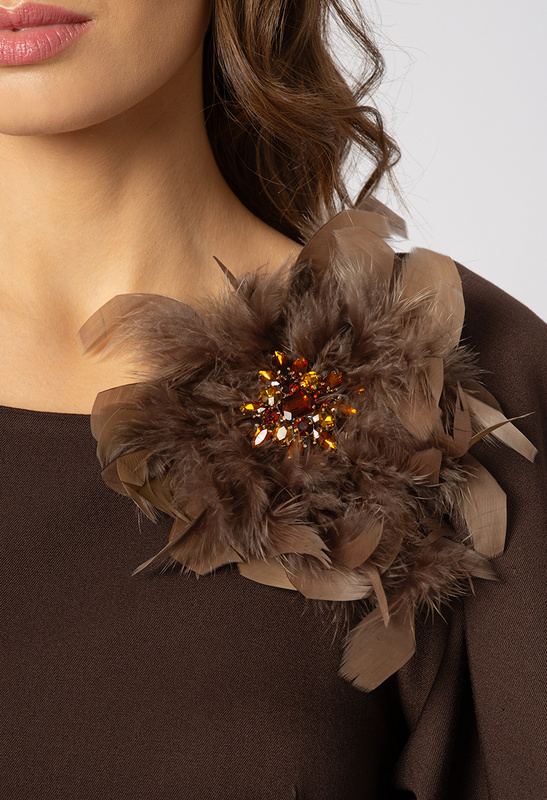 Broszka z piórek z kryształkami w kolorze fango