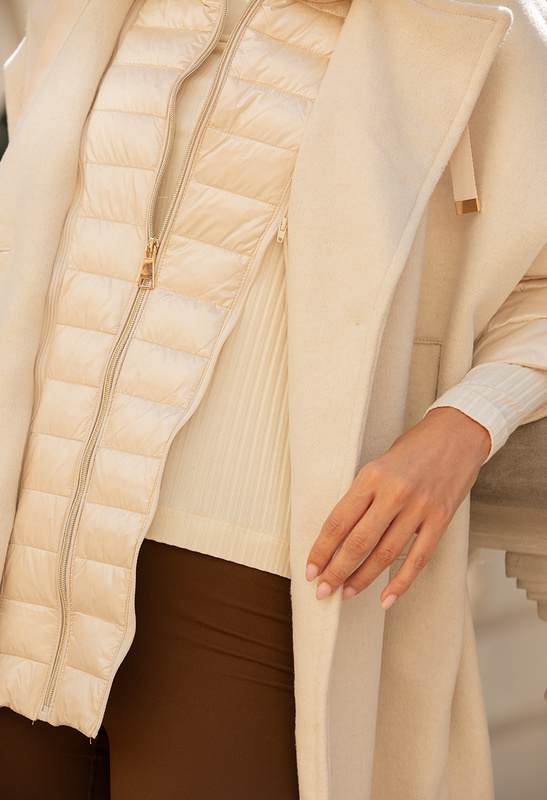 Ecru szeroki płaszcz z pikowanym kołnierzem i rękawem