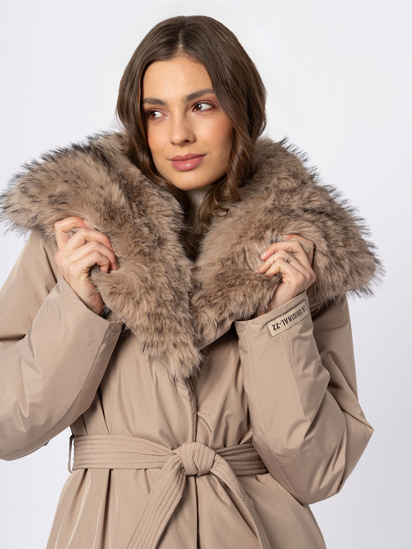 Beżowy płaszcz z dużym odpinanym kołnierzem z imitacji futra