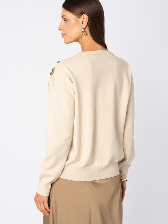 Kremowy sweter z brązową aplikacją na ramionach