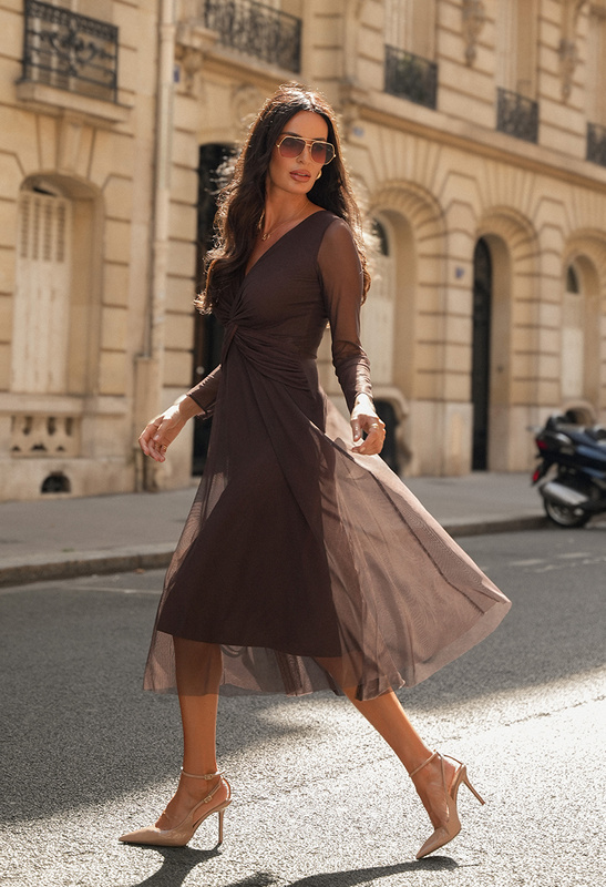 Brązowa sukienka midi z błyszczącej siatki z drapowaniem w talii Philomène