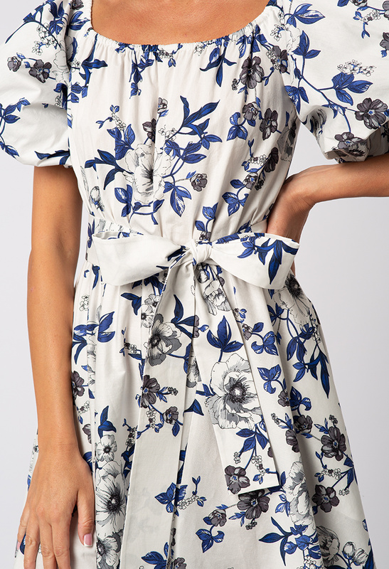 Biała sukienka z bawełny w granatowe kwiaty z bufiastym rękawkiem Marilla