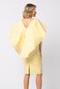 Żółta dopasowana sukienka z pelerynką Beatrice