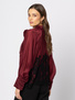 Bordowa bluzka z lyocellu z wiązaniem pod szyją zakończona koronką