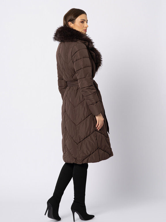 Brązowy płaszcz z odpinanym kołnierzem z imitacji futra