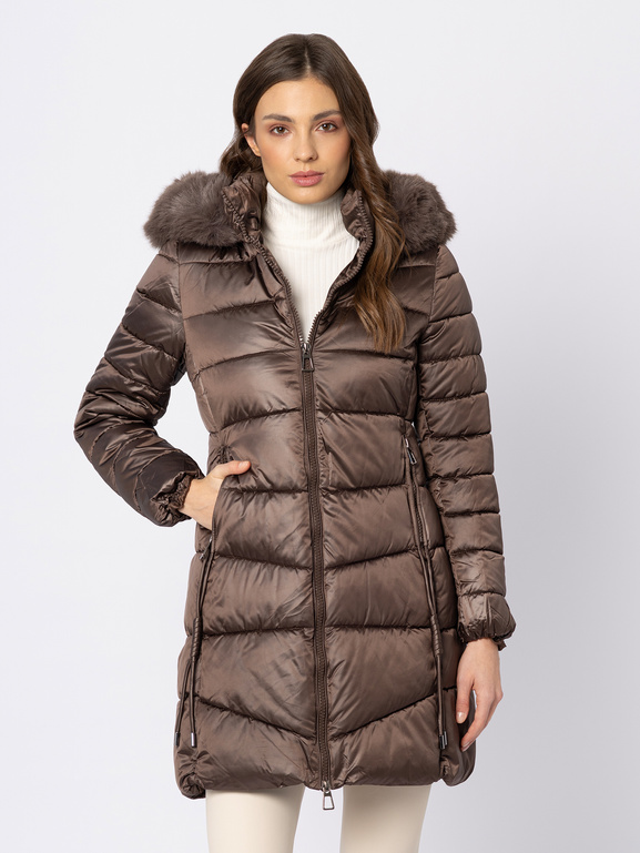 Brązowy płaszcz z kapturem wykończonym eco futrem