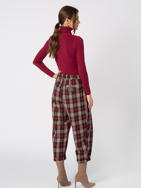 Bordowe spodnie typu balloon w kratę