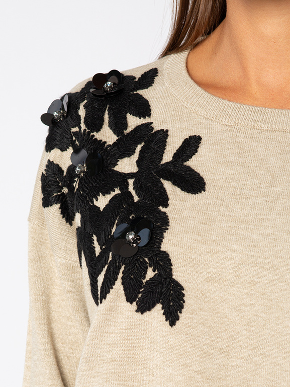 Sweter fango z czarną aplikacją na ramionach