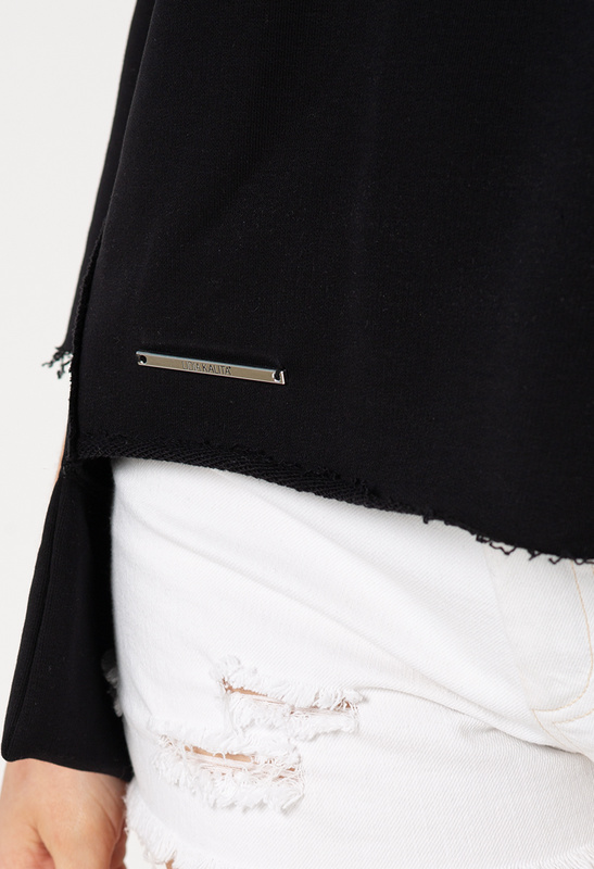 Czarna bluza z ozdobnym kwiatem z kryształkami