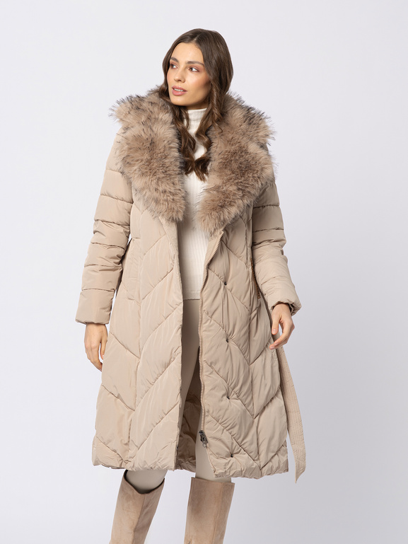 Beżowy płaszcz z futrzanym kołnierzem
