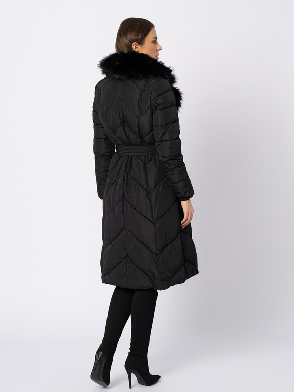 Czarny płaszcz z odpinanym kołnierzem z imitacji futra