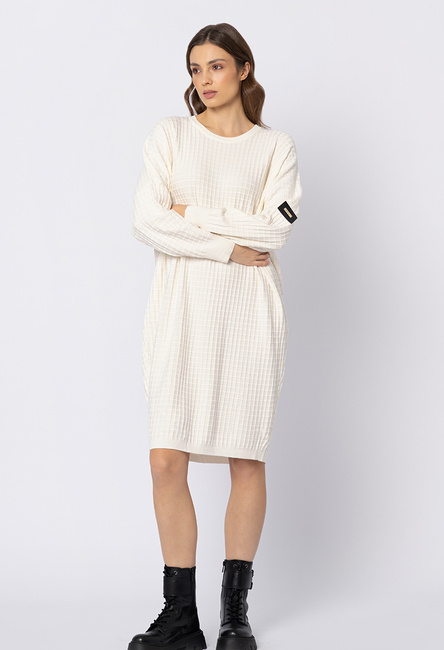 Ecru sukienka z dzianiny w kwadratowy splot