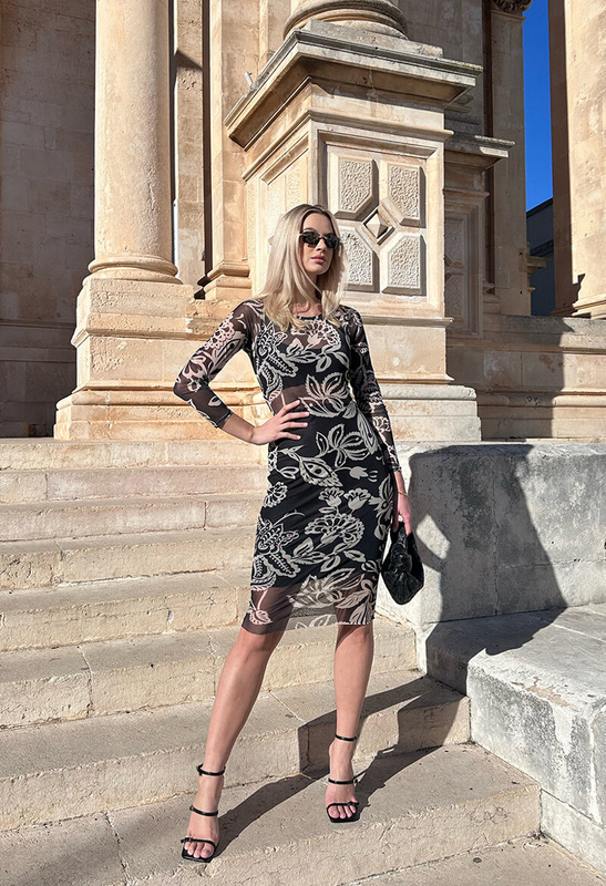 Czarna sukienka tuba z siatki w kwiatowy wzór ecru Georgine