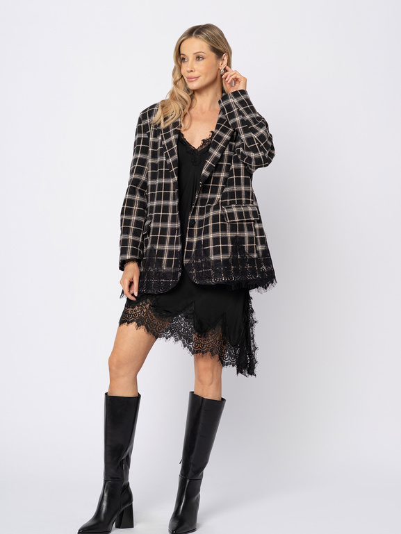 Oversizowa marynarka w kratę wykończona koronką
