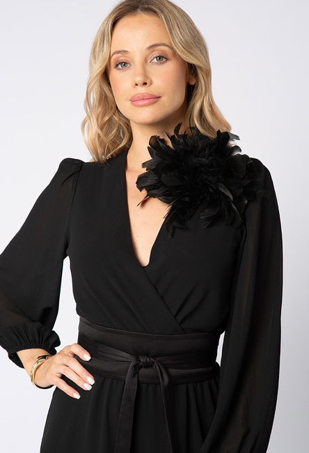 Czarna broszka z piórek