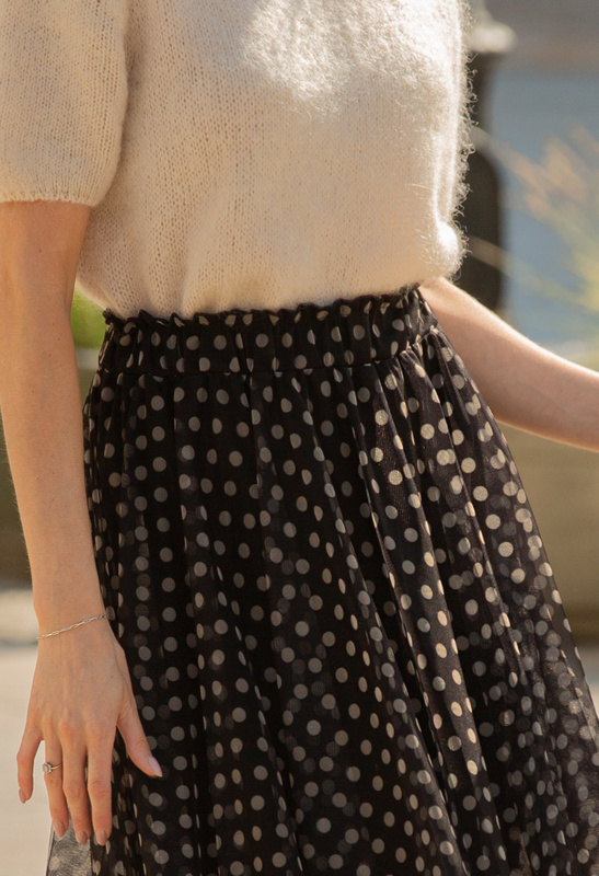 Czarna tiulowa spódnica w beżowe groszki