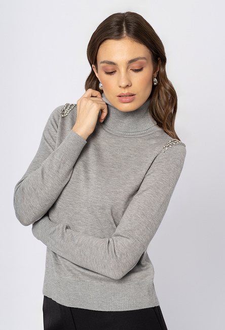 Szary sweter z golfem i kamieniami na ramionach