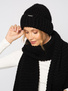 Czarny szal w komplecie z czapką