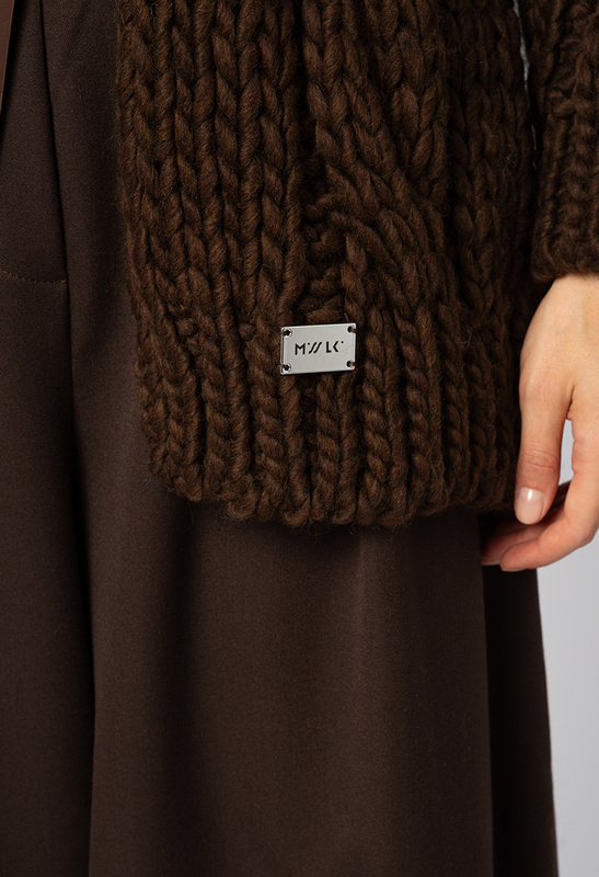 Brązowy sweter warkocz bez zapięcia