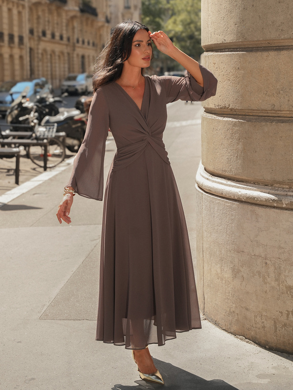 Sukienka w kolorze mocha z ozdobną talią i szerszym rękawem Magdalene