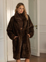 Brązowy płaszcz z imitacji futra