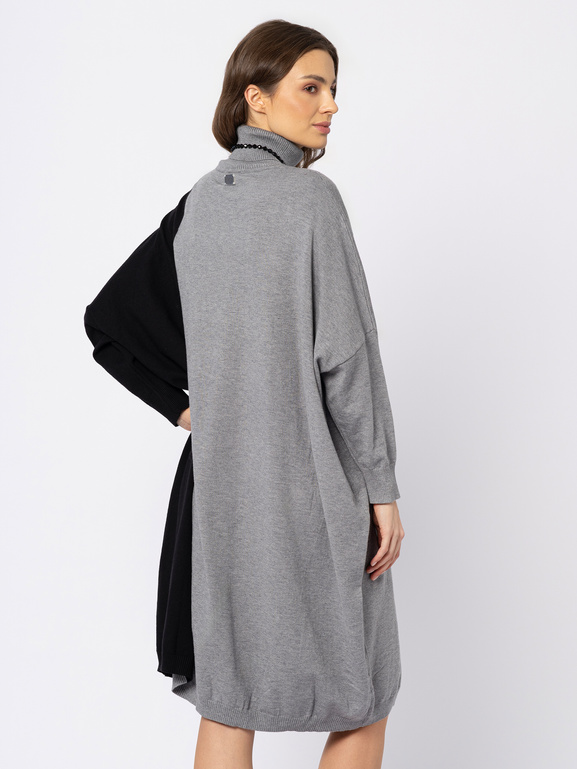 Szara sukienka z dzianiny z czarnym pasem