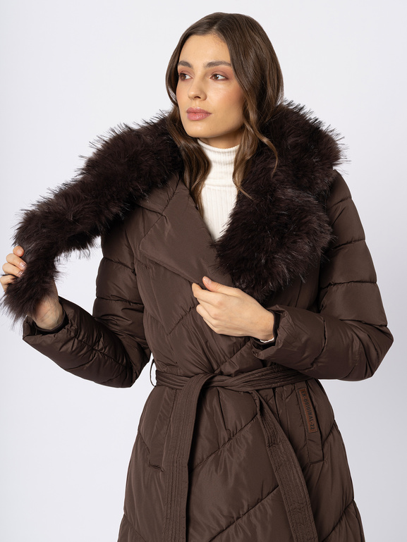 Brązowy płaszcz z futrzanym kołnierzem