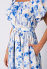 Sukienka w niebieskie kwiaty z bufiastym rękawkiem Malia