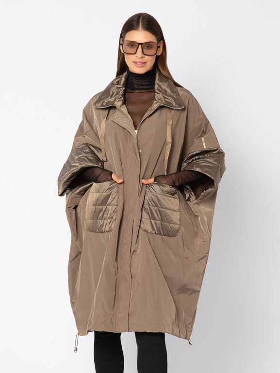 Beżowy szeroki płaszcz z pikowaniami