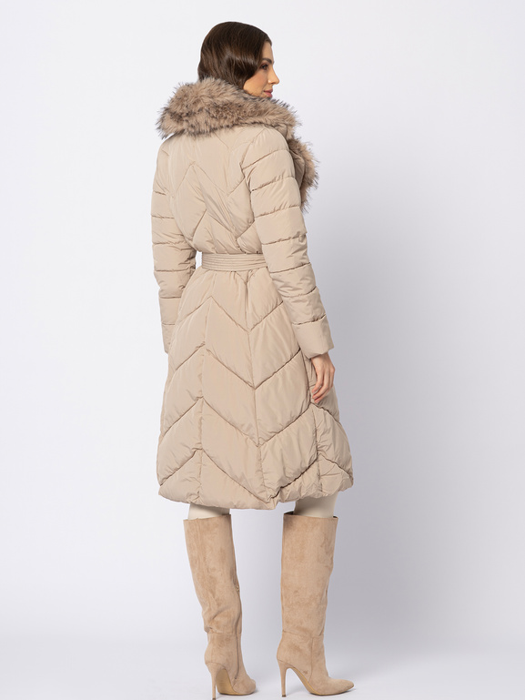 Beżowy płaszcz z futrzanym kołnierzem