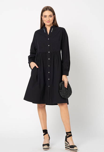 Czarna bawełniana sukienka ze stójką zapinana na guziki