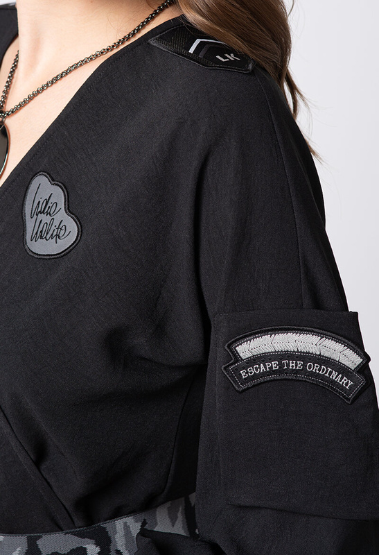 Czarny kombinezon z naszywkami i paskiem z drukowanej gumy Axelle