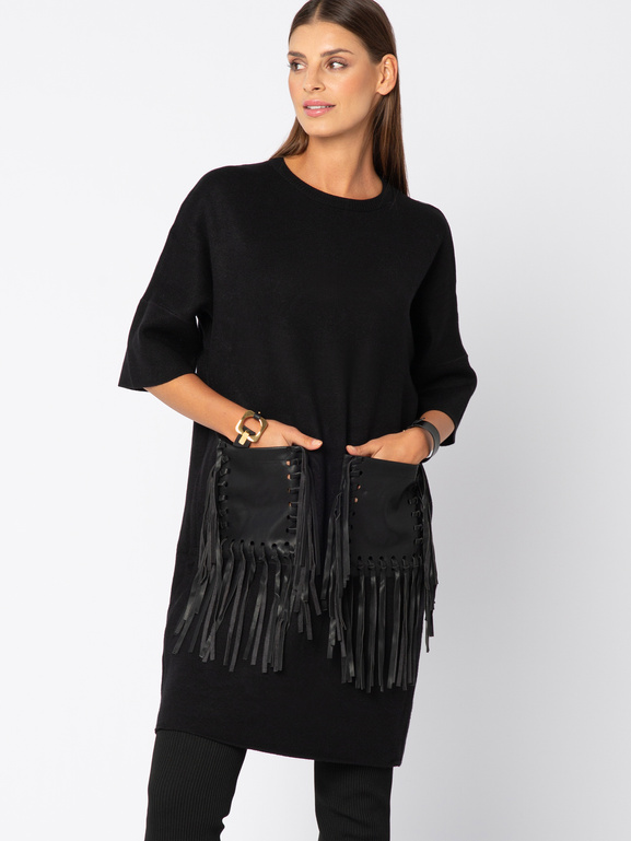 Czarna sukienka z kieszenią z frędzlami