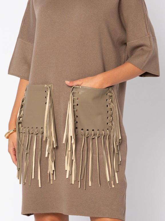 Beżowa sukienka z kieszenią z frędzlami