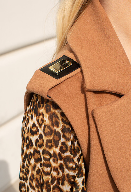 Długa beżowa kamizelka z pagonami i paskiem