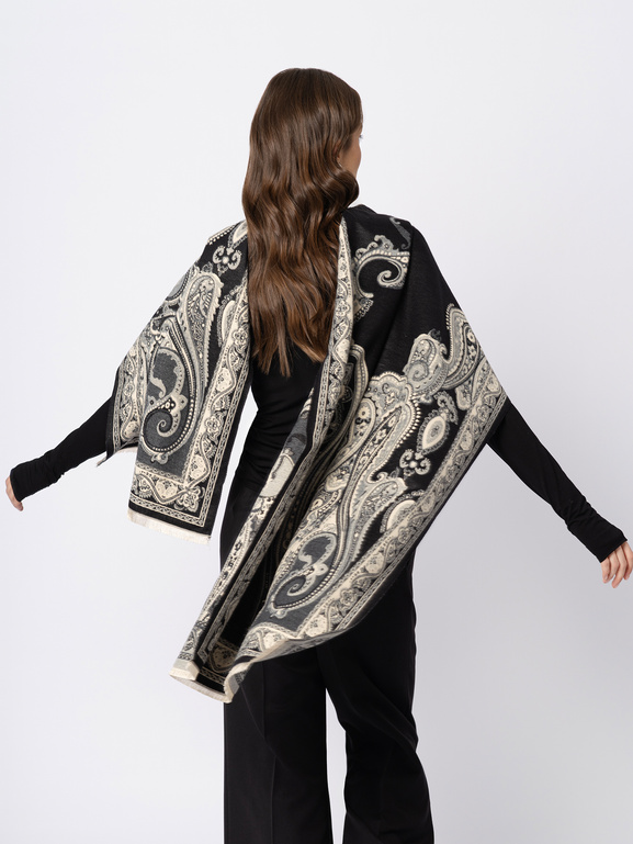 Czarny szal z wiskozy wzór typu paisley