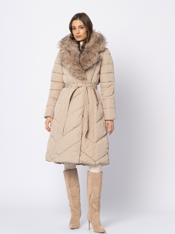 Beżowy płaszcz z odpinanym kołnierzem z imitacji futra