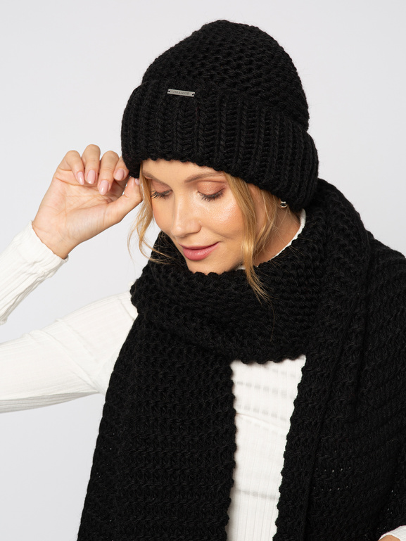 Czarny szal w komplecie z czapką