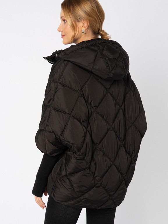 Czarna pikowana kurtka z dzianinowym rękawem