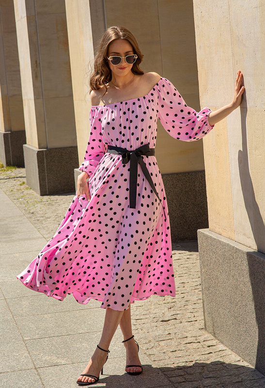 Różowa sukienka z wiskozy w czarne grochy z dwoma paskami Nathalie