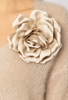 Jasno beżowa broszka kwiat