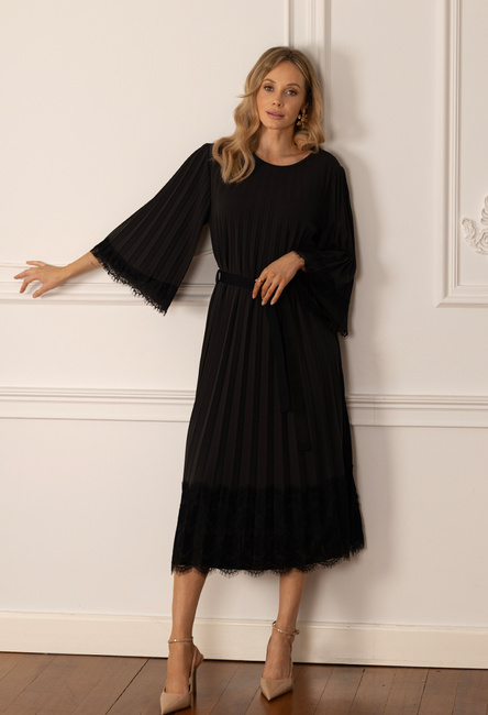Czarna plisowana sukienka zakończona koronką z paskiem do wiązania
