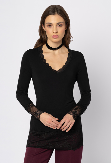 Czarna wiskozowa bluzka w serek wykończona koronką