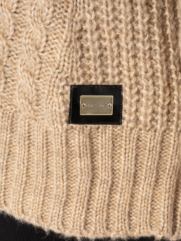 Oversizowy beżowy sweter w serek Luxembourg