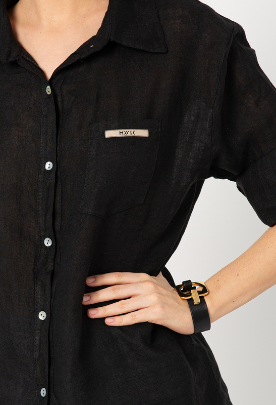 Czarna lniana koszula z wywijanym rękawem