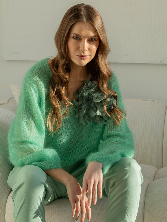 Szałwiowa broszka z piórek