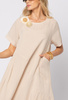 Beżowa sukienka wiskoza z lnem z ozdobnymi broszkami z rafii