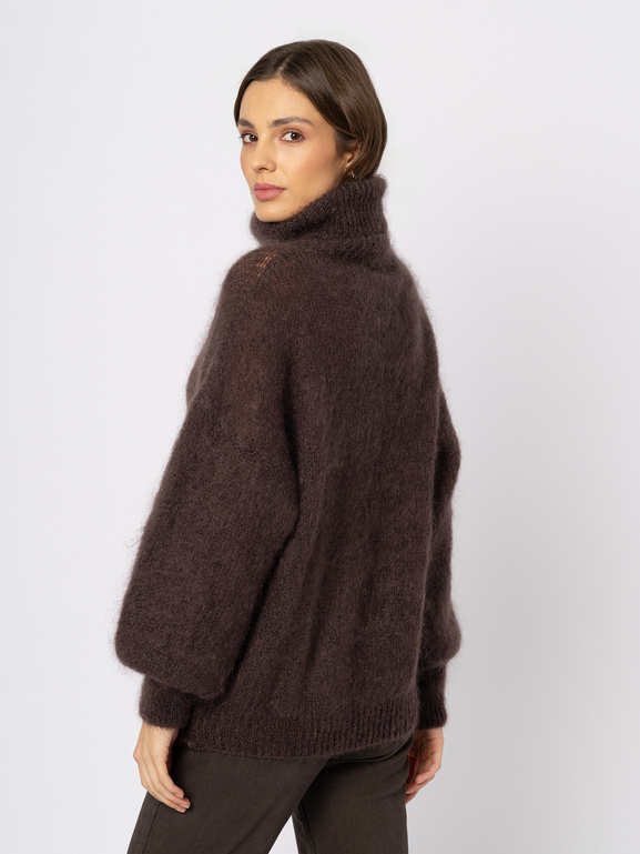 Mohairowy brązowy sweter z golfem